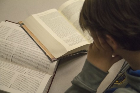Estudiantes bregan en los clases de Ingles