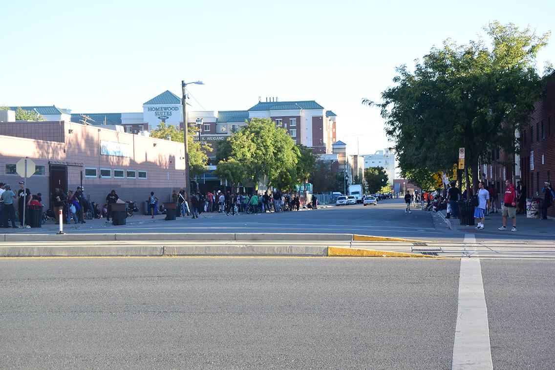 La gente con failta de vivienda justada a las afueras de los Servicios Comunitarios Catolicos.